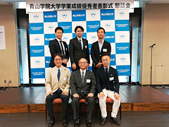 表彰式後の懇親会に出席した（後列左から）西垣さん、太田さん、鈴木さん、下村さん（前列右）。三木学長（前列中央）・岩井研究科長（前列左）と一緒に。