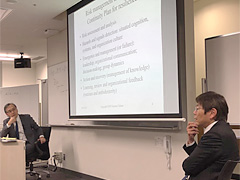 「企業戦略」（担当：中野勉教授） 田中愼一氏の授業内講演の様子